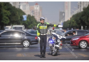 最帅交警晒萌照 粉丝追捧一夜成网红.20...